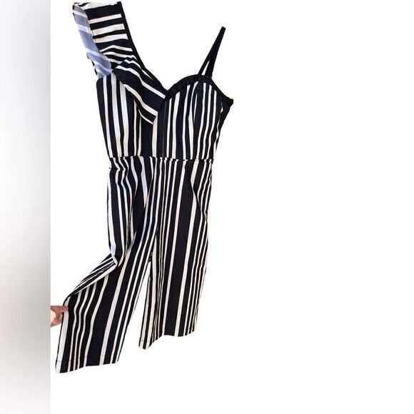 Alice + Olivia Black & White One Shoulder Capri Romper Ruffle detail Size 4 - Picture 5 of 8